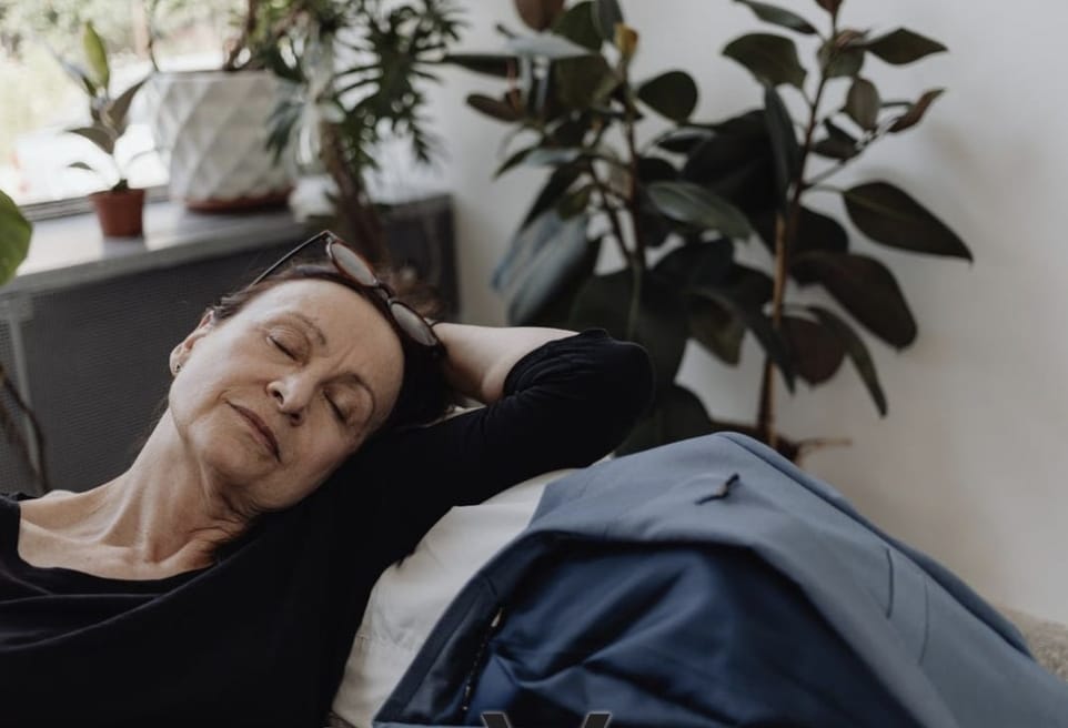 Por qué es importante que los adultos mayores duerman la siesta