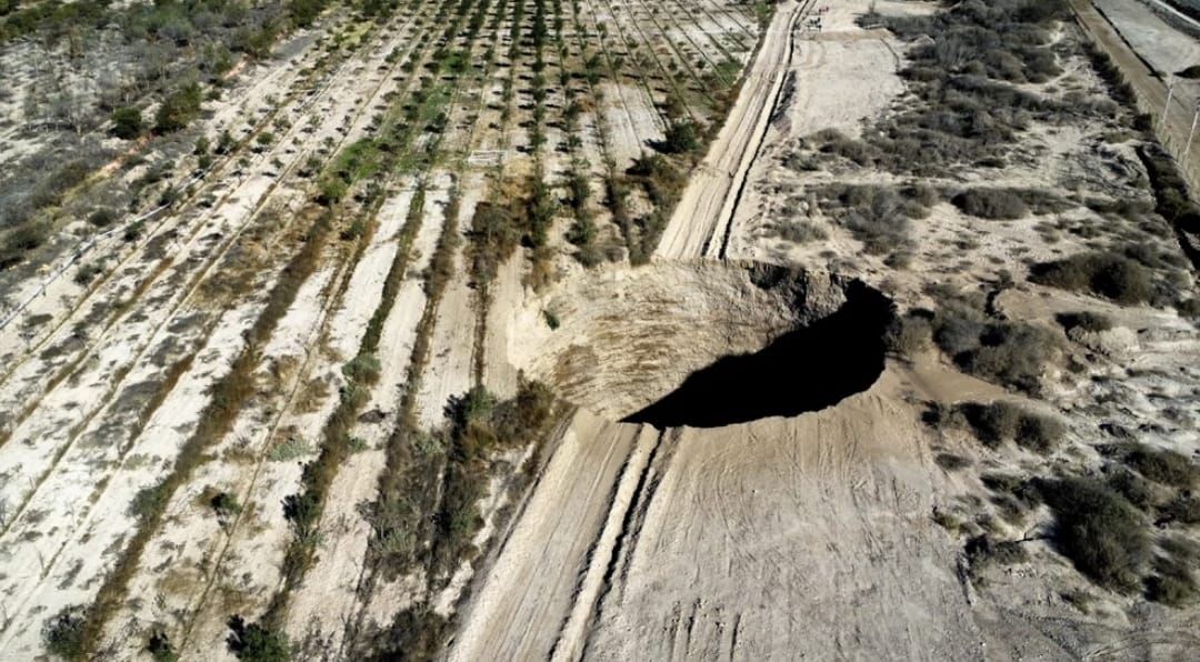 Inmenso agujero que apareció en el norte de Chile temen que siga creciendo