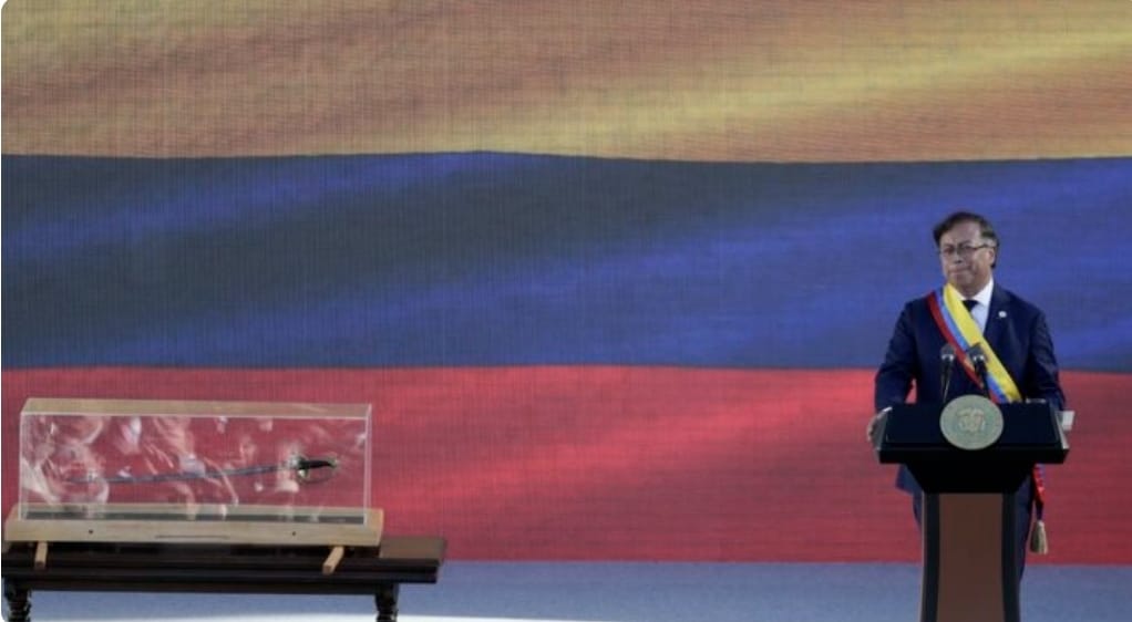 Una espada siembra discordia en el cambio de gobierno en Colombia