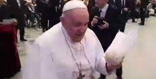 La emotiva reacción del papa Francisco al recibir la chipa paraguaya