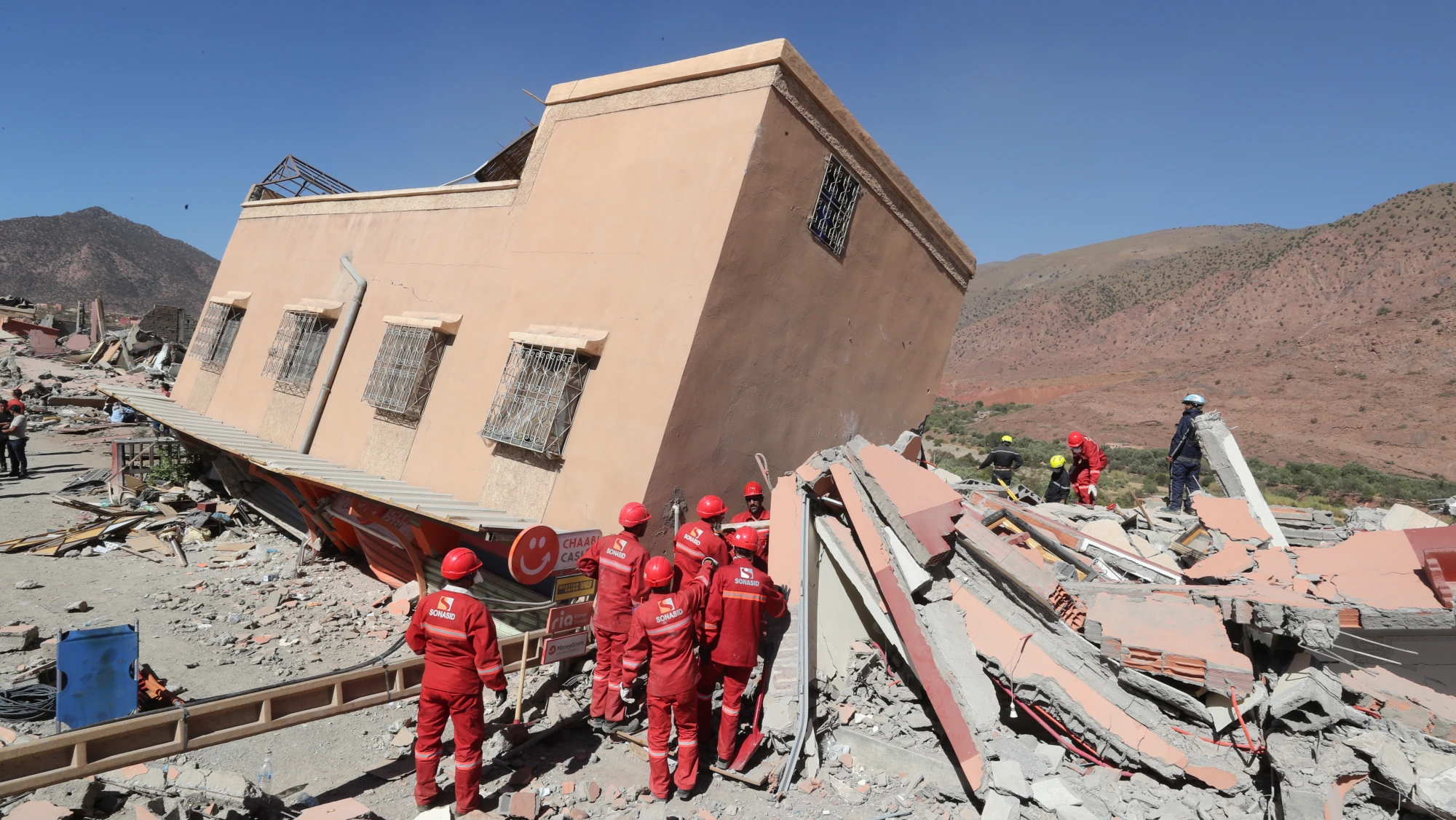 Terremoto en Marruecos: fallecidos ascienden a 2.681, de los que 2.530 murieron sepultados